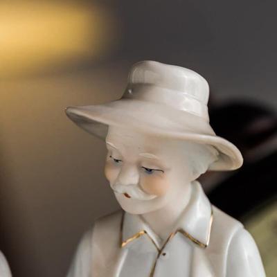 TƯỢNG SỨ ÔNG VÀ BÀ BÊN CHÚ MÈO